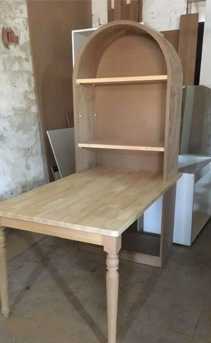Atölyede boya öncesi kemerli başlık ünitesi ve torna ayaklı masa