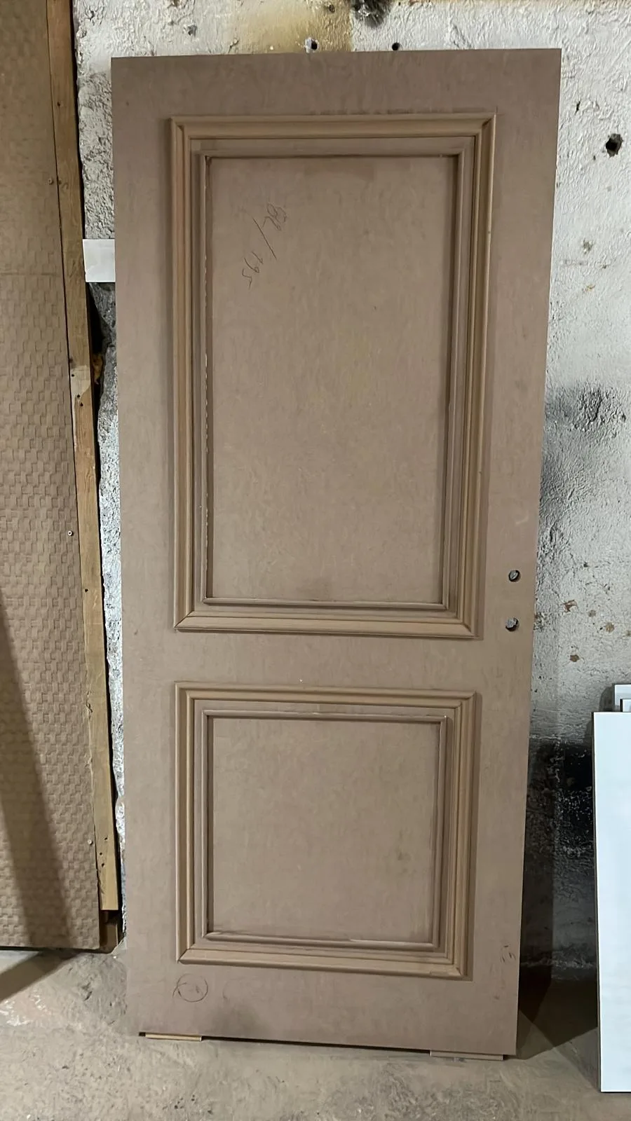 Boya öncesi aşamada çift panelli klasik iç kapı kanadı