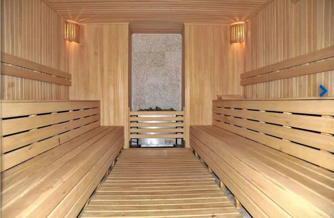 Çıtalı duvar kaplaması ve iki kademeli banklı ahşap sauna