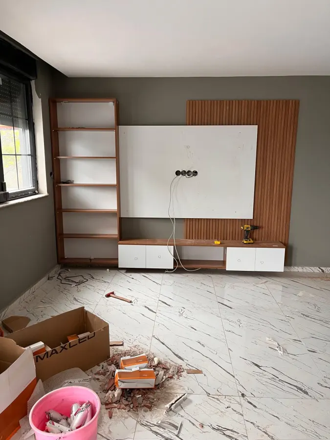 Montaj aşamasında lata panelli TV duvarı ve raf kolonu